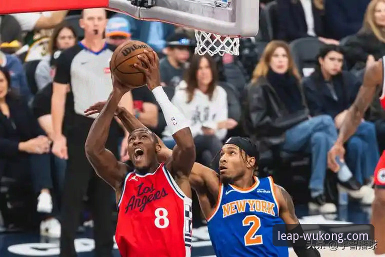 NBA季后赛最新动态：尼克斯47分大胜创纪录，悟空体育高清直播见证历史时刻